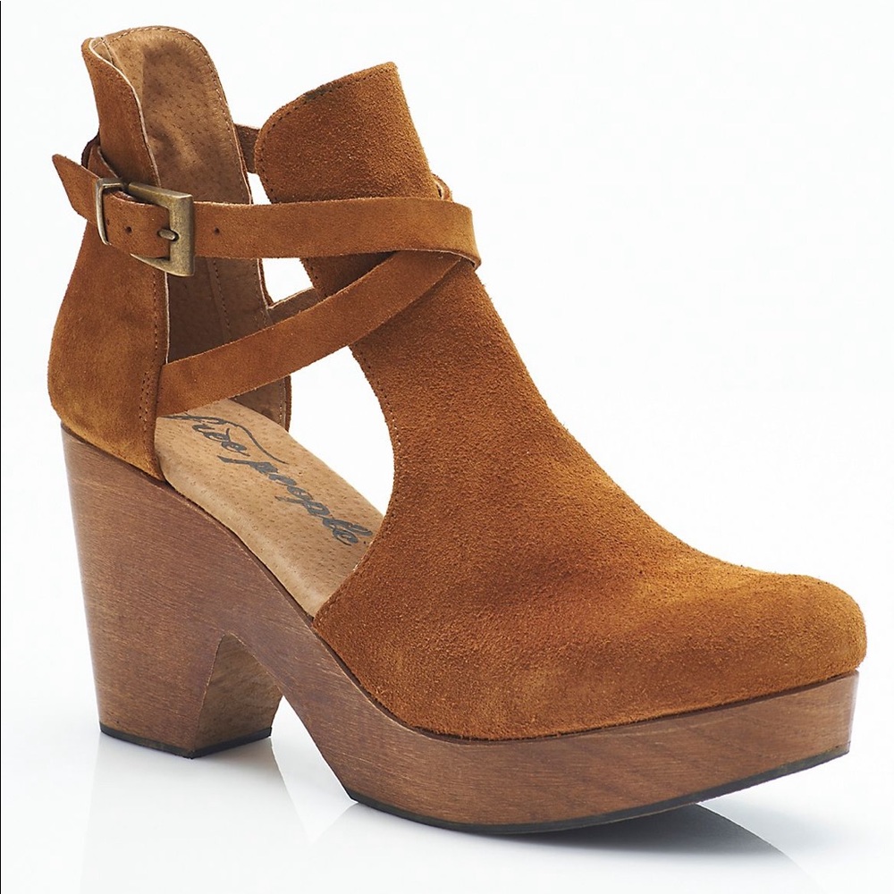 Free People Cedar clog in taupe